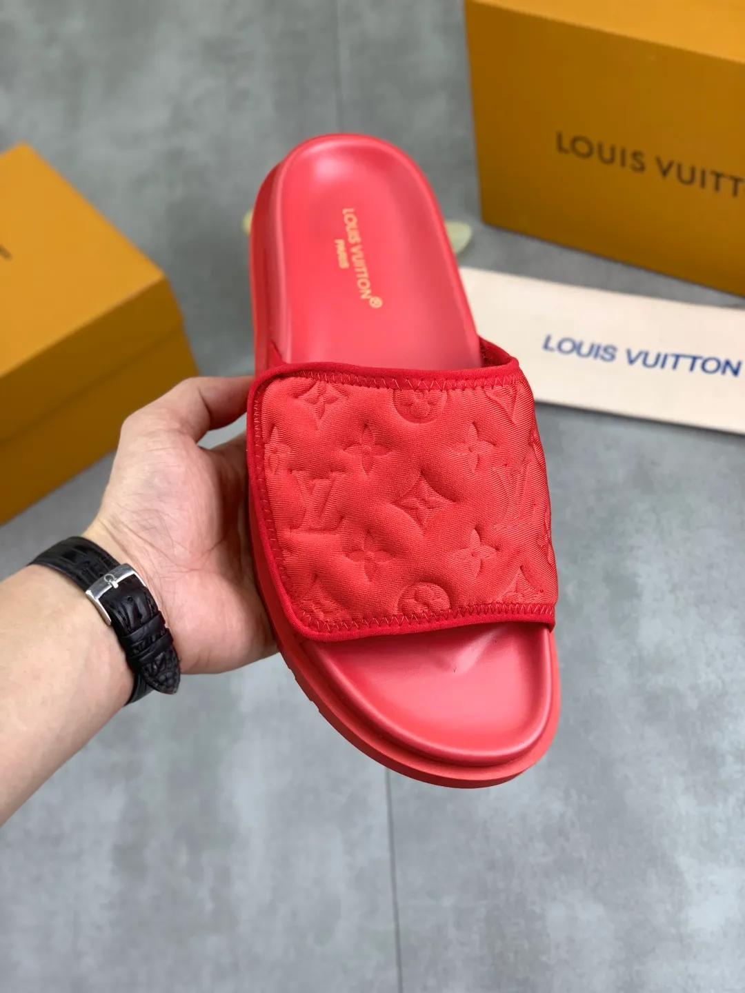 Men's shoes 💰P320 💰[New style]🆘 Original quality [LOUIS VUITTON] The popular Louis Vuitton LV men's slippers on the official website are on sale simultaneously! Original fabric imported from Italy, original factory special supply, code number: 38-44 (45 customized), many colors available